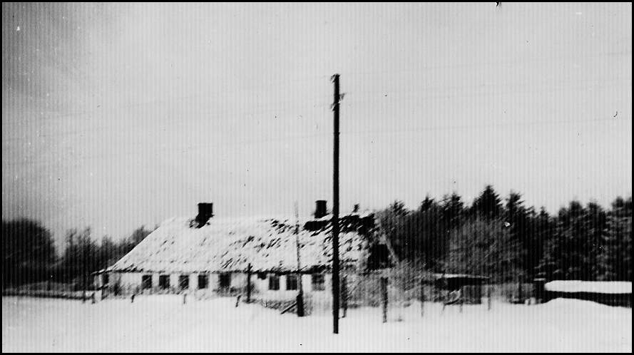 gaardbilleder/11a-gammel-skole-set-fra-sydoest.png